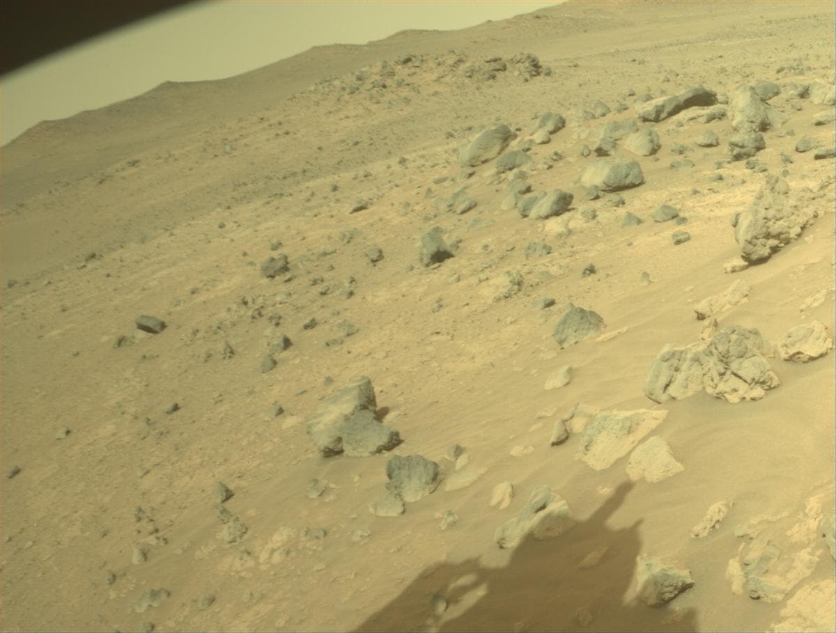 Foto de Marte da câmera FRONT_HAZCAM_RIGHT_A