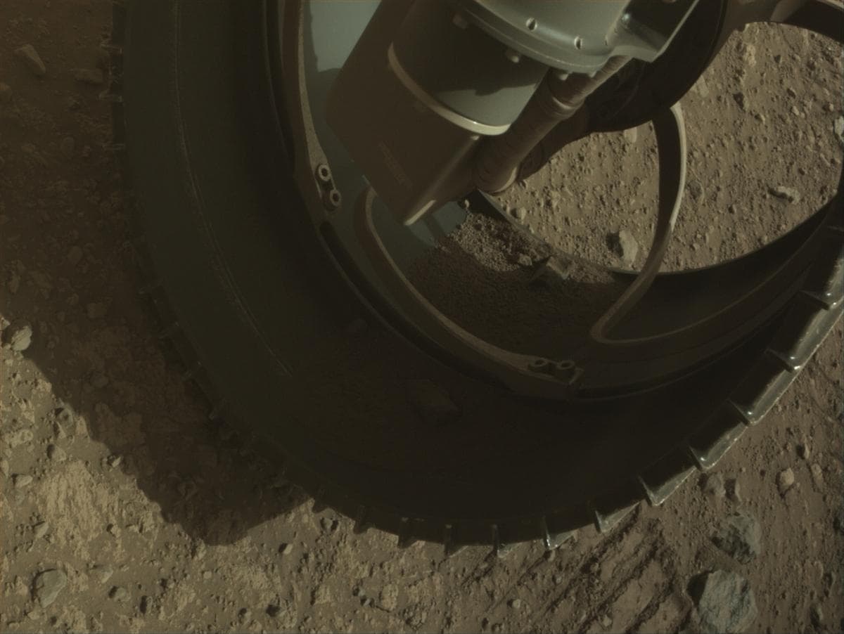 Foto de Marte da câmera FRONT_HAZCAM_RIGHT_A