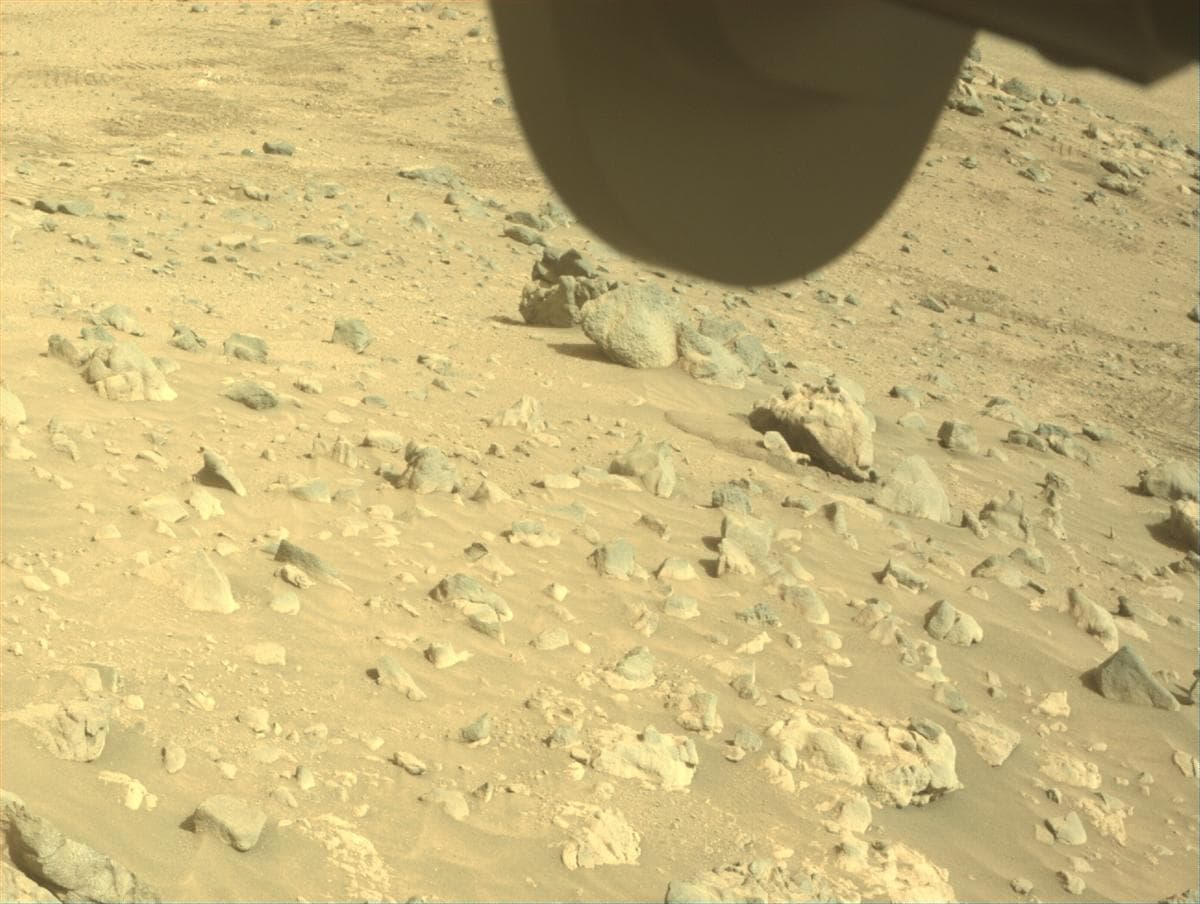 Foto de Marte da câmera FRONT_HAZCAM_RIGHT_A