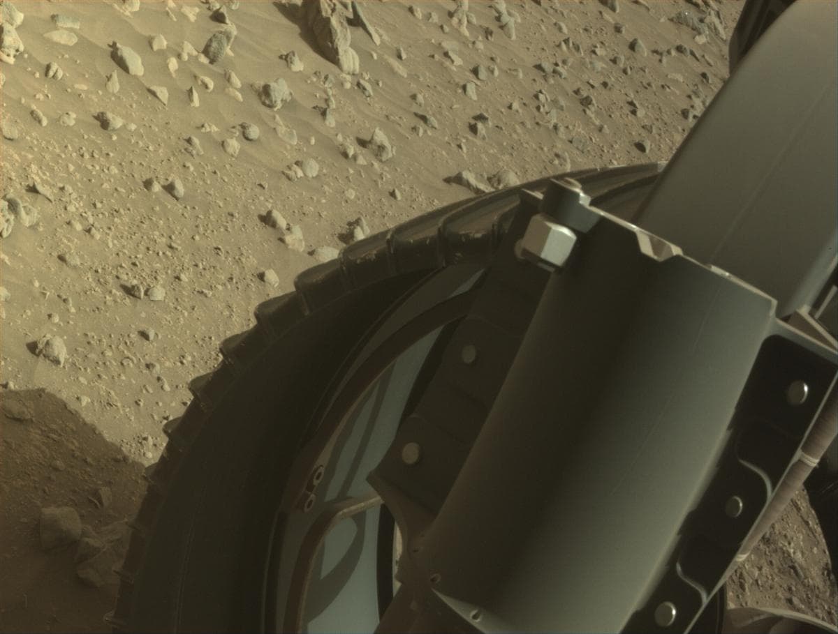 Foto de Marte da câmera FRONT_HAZCAM_RIGHT_A