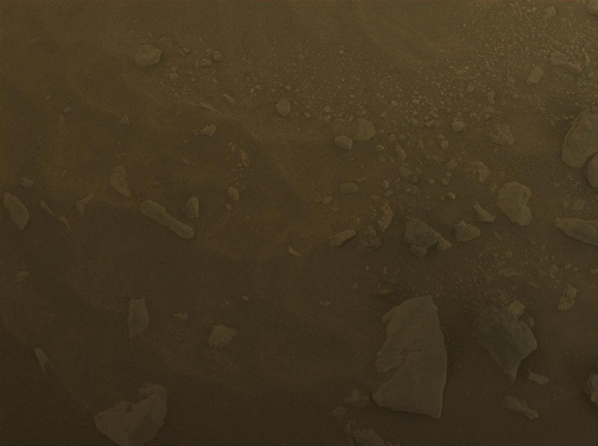 Foto de Marte da câmera FRONT_HAZCAM_RIGHT_A