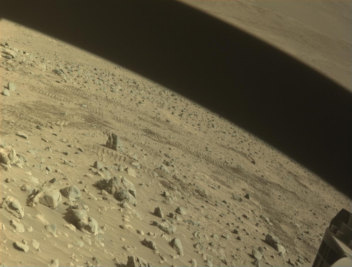 Foto de Marte da câmera FRONT_HAZCAM_RIGHT_A