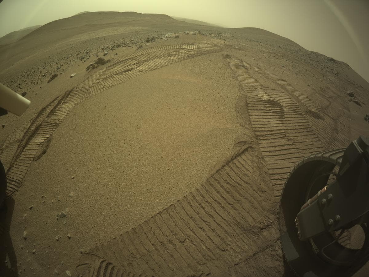Foto de Marte da câmera REAR_HAZCAM_RIGHT