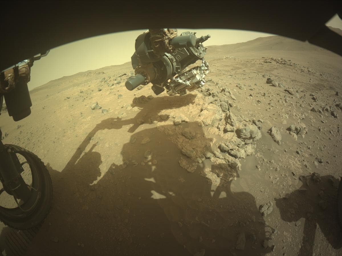 Foto de Marte da câmera FRONT_HAZCAM_LEFT_A