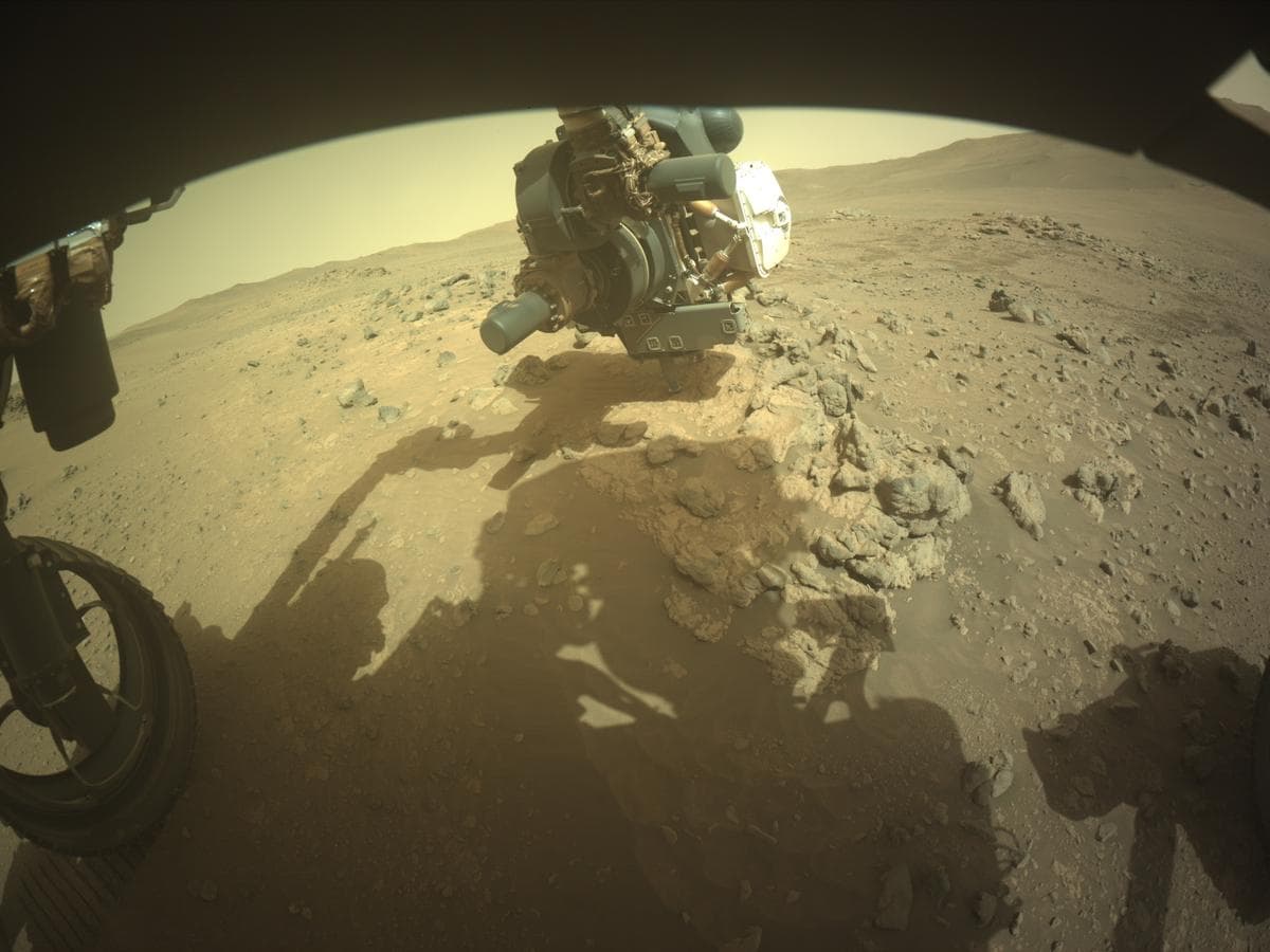 Foto de Marte da câmera FRONT_HAZCAM_LEFT_A