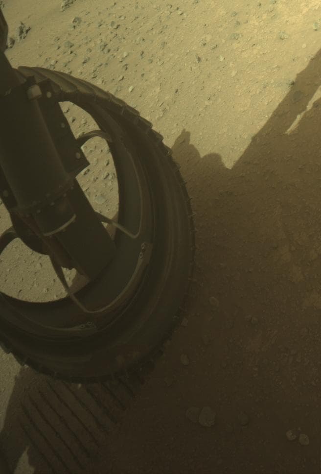 Foto de Marte da câmera FRONT_HAZCAM_LEFT_A