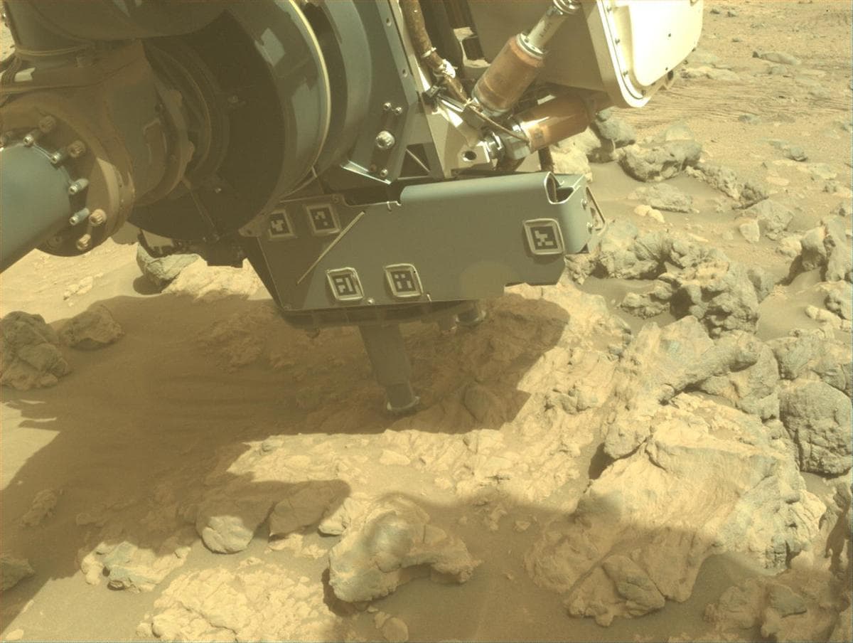 Foto de Marte da câmera FRONT_HAZCAM_LEFT_A