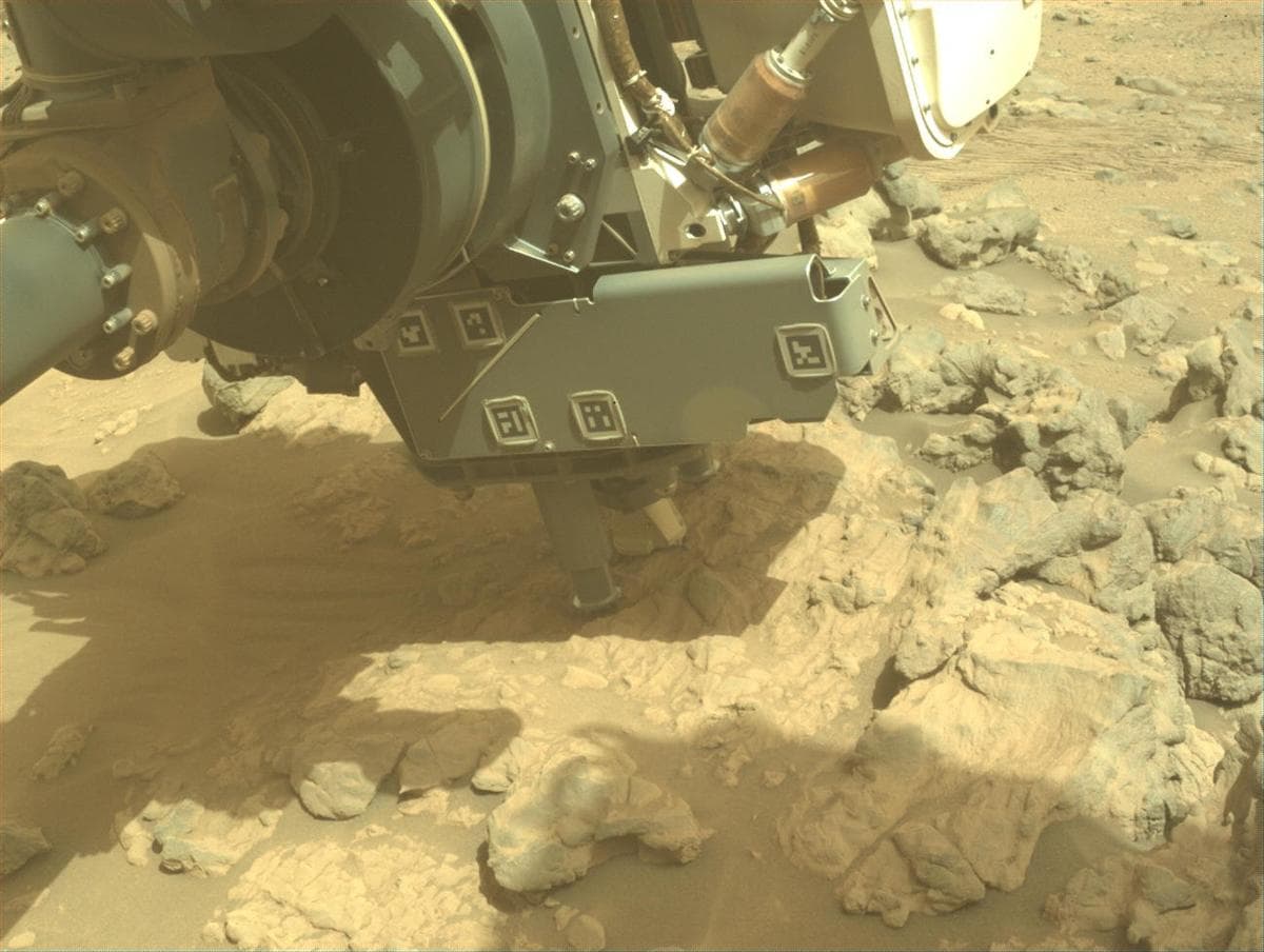 Foto de Marte da câmera FRONT_HAZCAM_LEFT_A