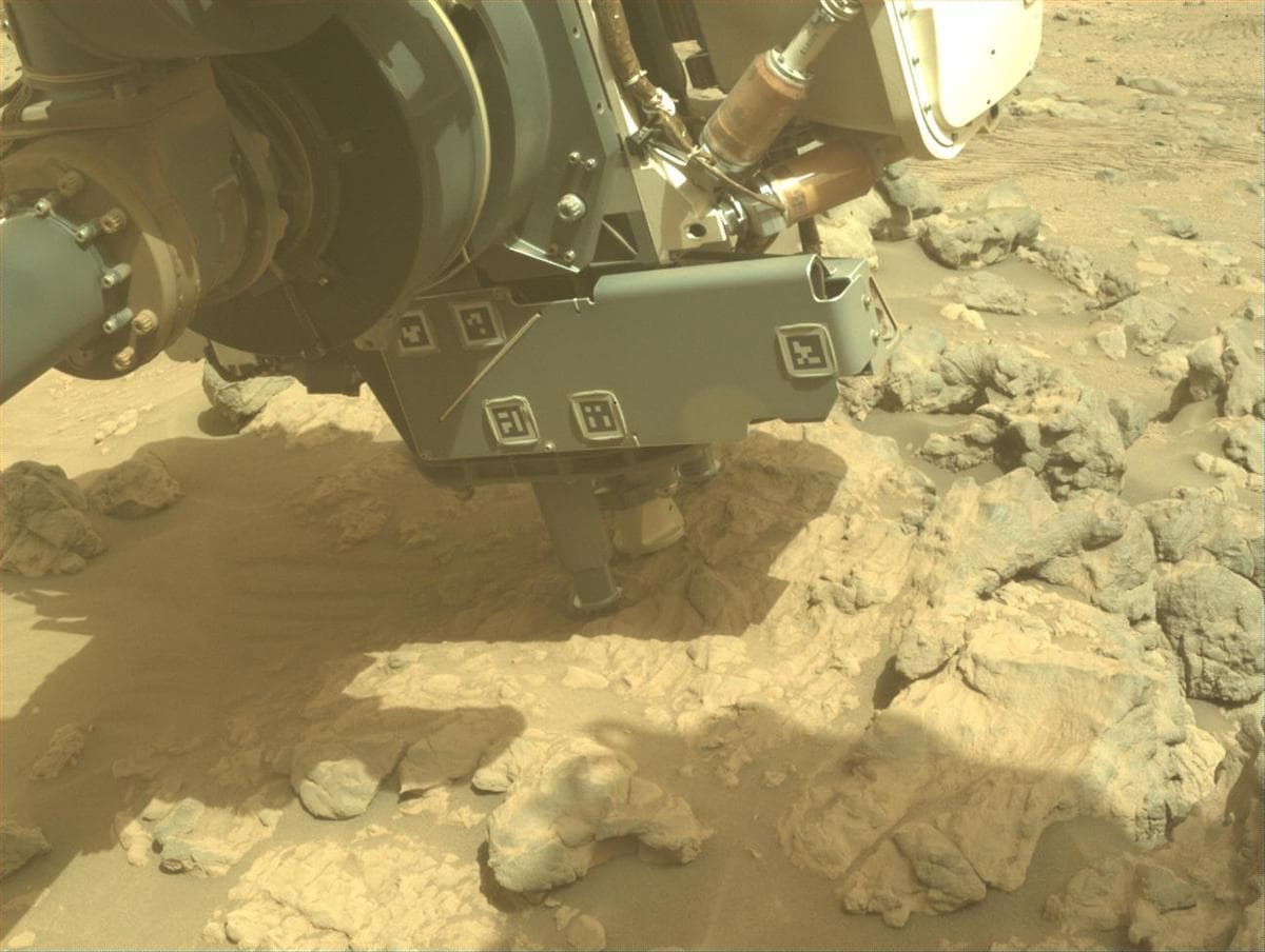 Foto de Marte da câmera FRONT_HAZCAM_LEFT_A