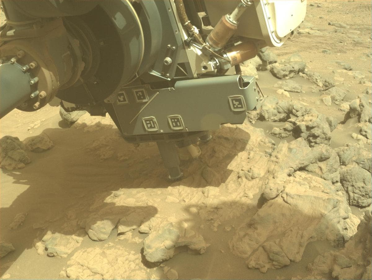 Foto de Marte da câmera FRONT_HAZCAM_LEFT_A