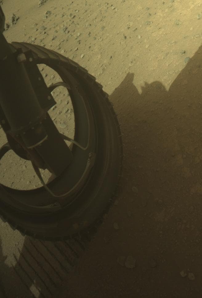 Foto de Marte da câmera FRONT_HAZCAM_LEFT_A