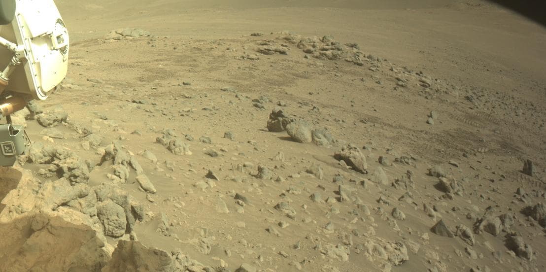 Foto de Marte da câmera FRONT_HAZCAM_LEFT_A