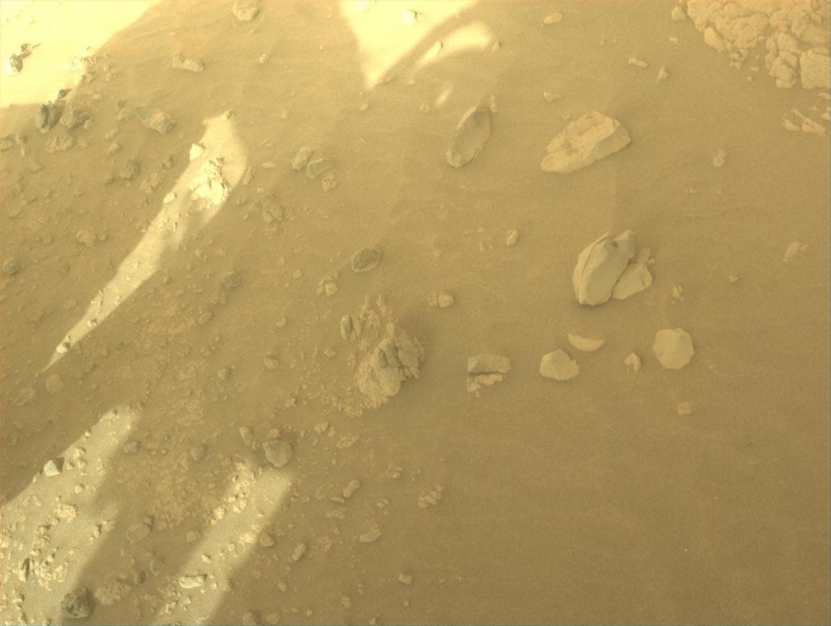 Foto de Marte da câmera FRONT_HAZCAM_LEFT_A