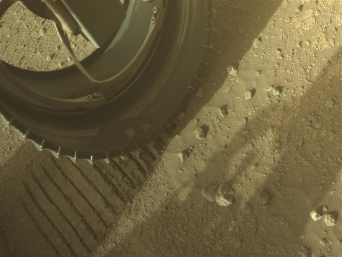 Foto de Marte da câmera FRONT_HAZCAM_LEFT_A