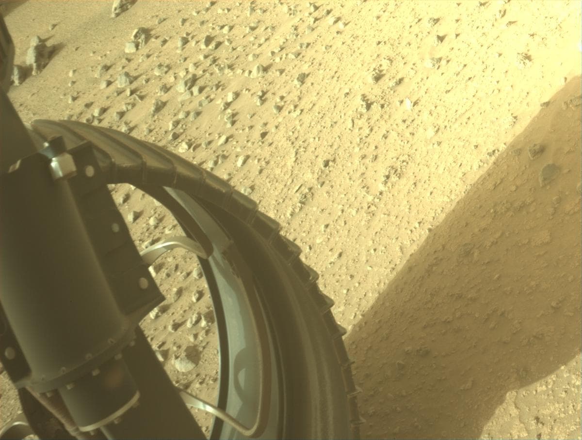 Foto de Marte da câmera FRONT_HAZCAM_LEFT_A