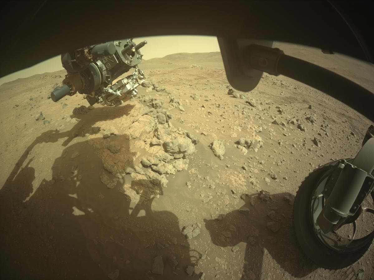 Foto de Marte da câmera FRONT_HAZCAM_RIGHT_A