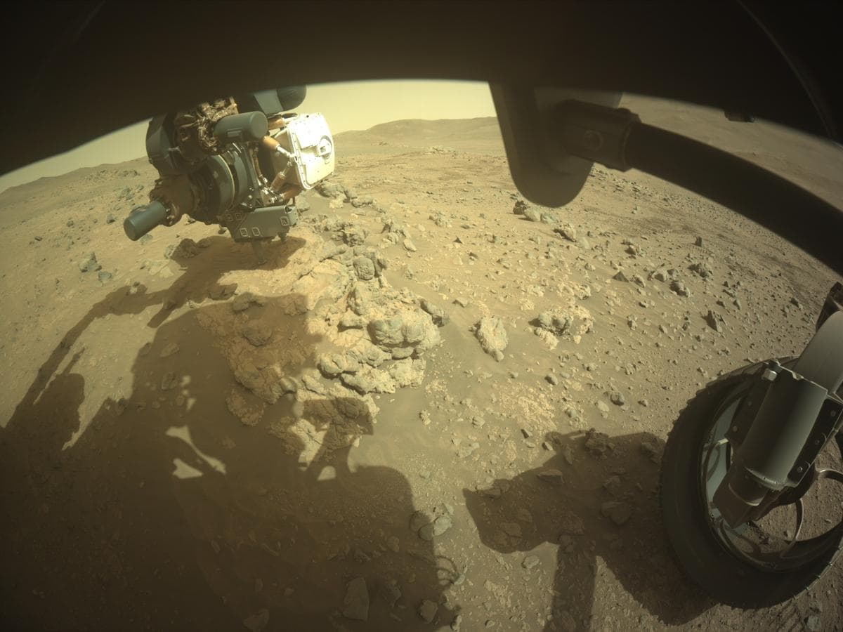 Foto de Marte da câmera FRONT_HAZCAM_RIGHT_A