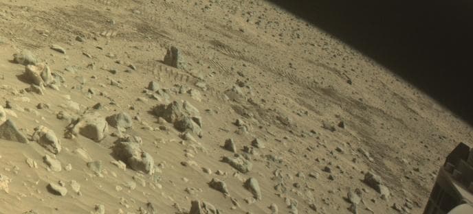 Foto de Marte da câmera FRONT_HAZCAM_RIGHT_A