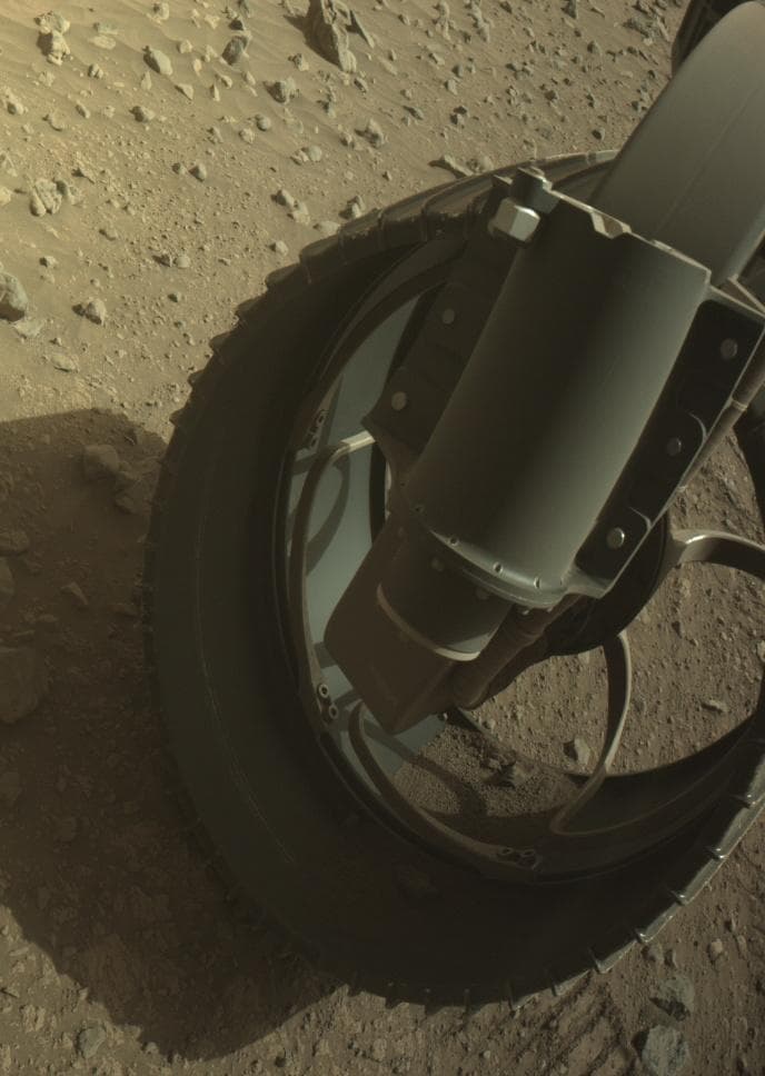 Foto de Marte da câmera FRONT_HAZCAM_RIGHT_A