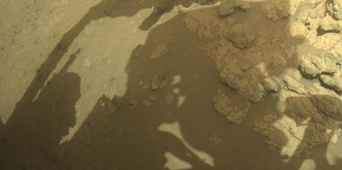 Foto de Marte da câmera FRONT_HAZCAM_RIGHT_A