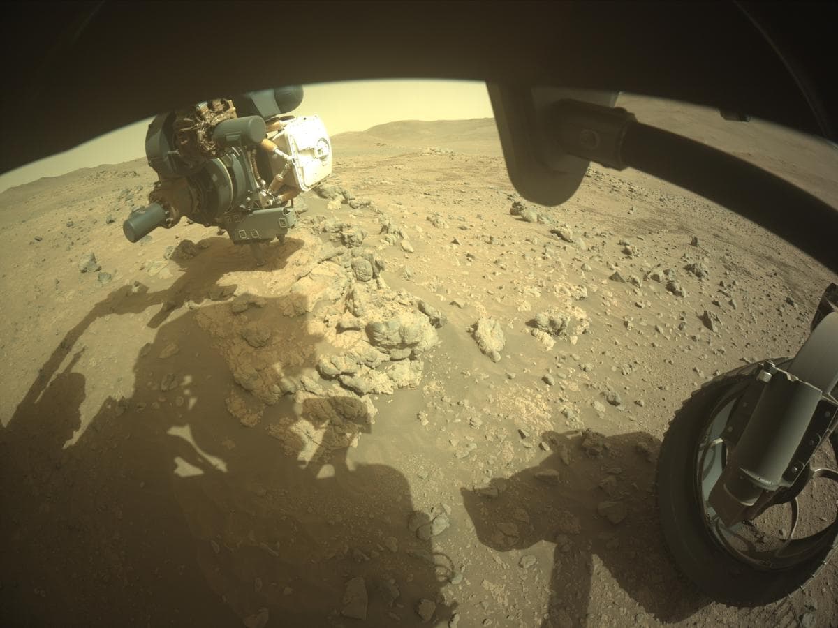 Foto de Marte da câmera FRONT_HAZCAM_RIGHT_A