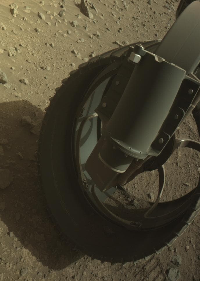 Foto de Marte da câmera FRONT_HAZCAM_RIGHT_A
