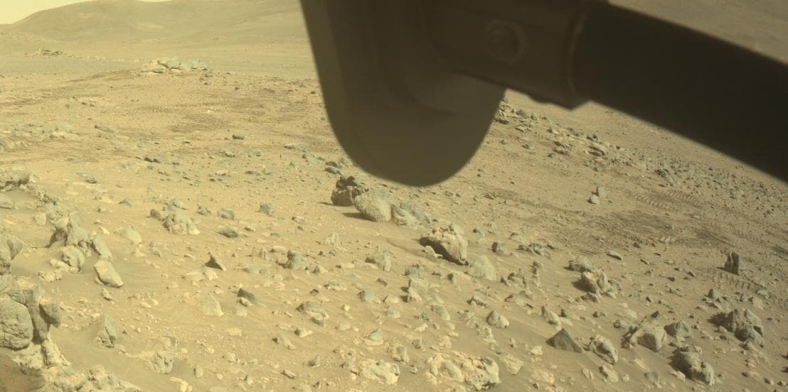 Foto de Marte da câmera FRONT_HAZCAM_RIGHT_A