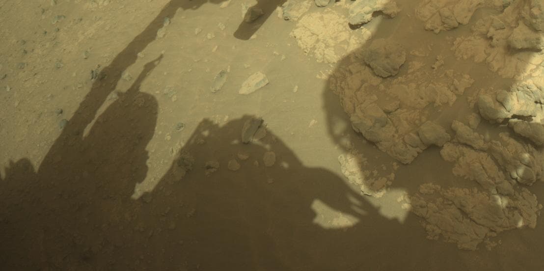 Foto de Marte da câmera FRONT_HAZCAM_RIGHT_A