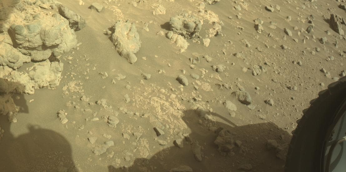 Foto de Marte da câmera FRONT_HAZCAM_RIGHT_A