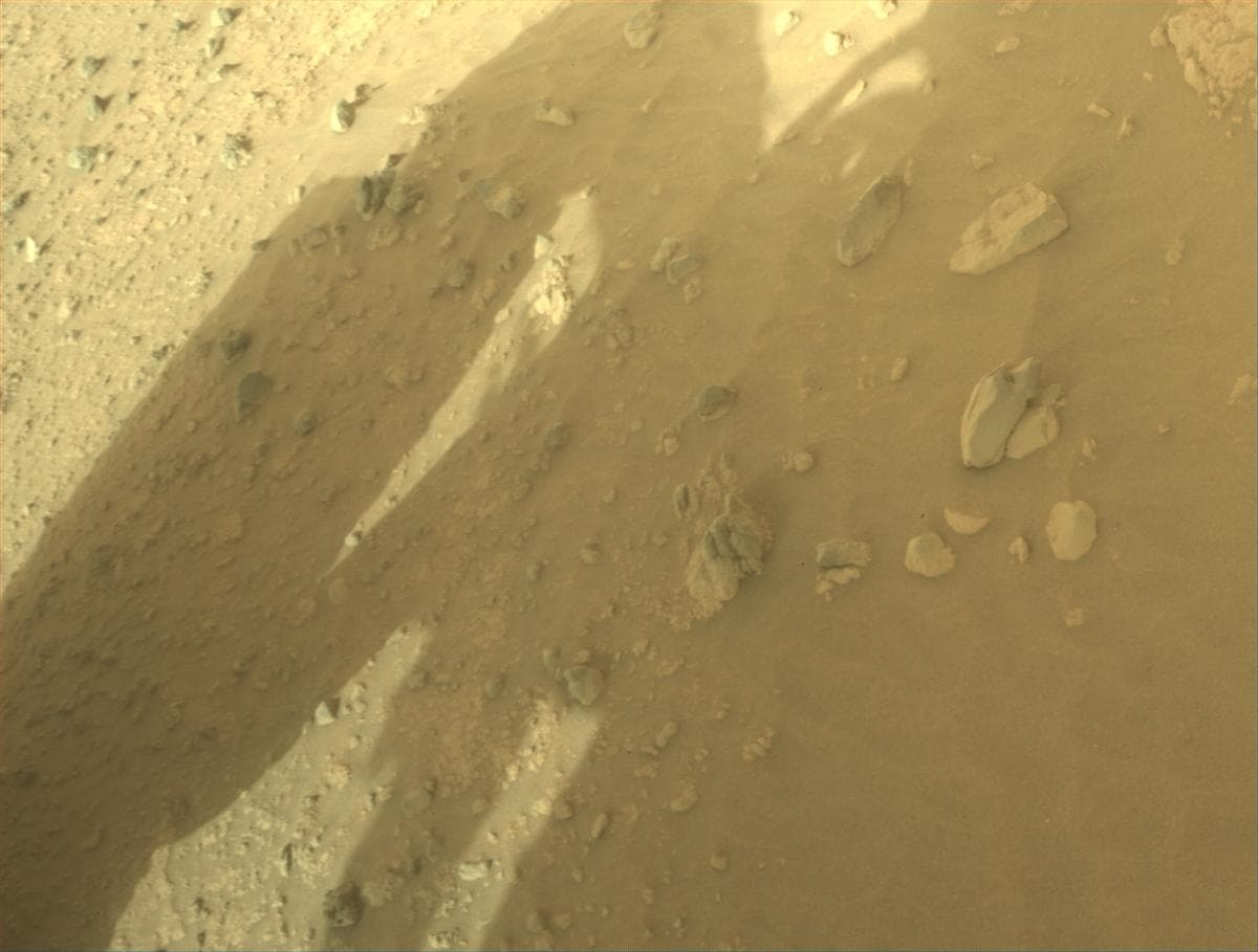 Foto de Marte da câmera FRONT_HAZCAM_RIGHT_A