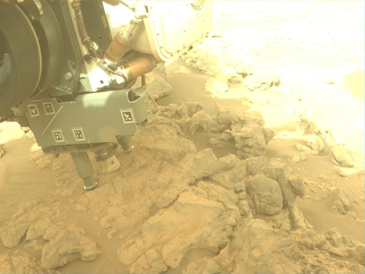 Foto de Marte da câmera FRONT_HAZCAM_RIGHT_A