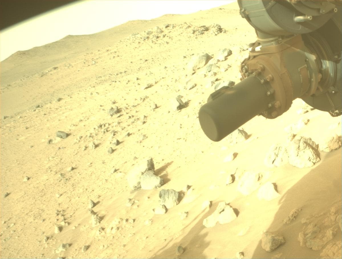 Foto de Marte da câmera FRONT_HAZCAM_RIGHT_A