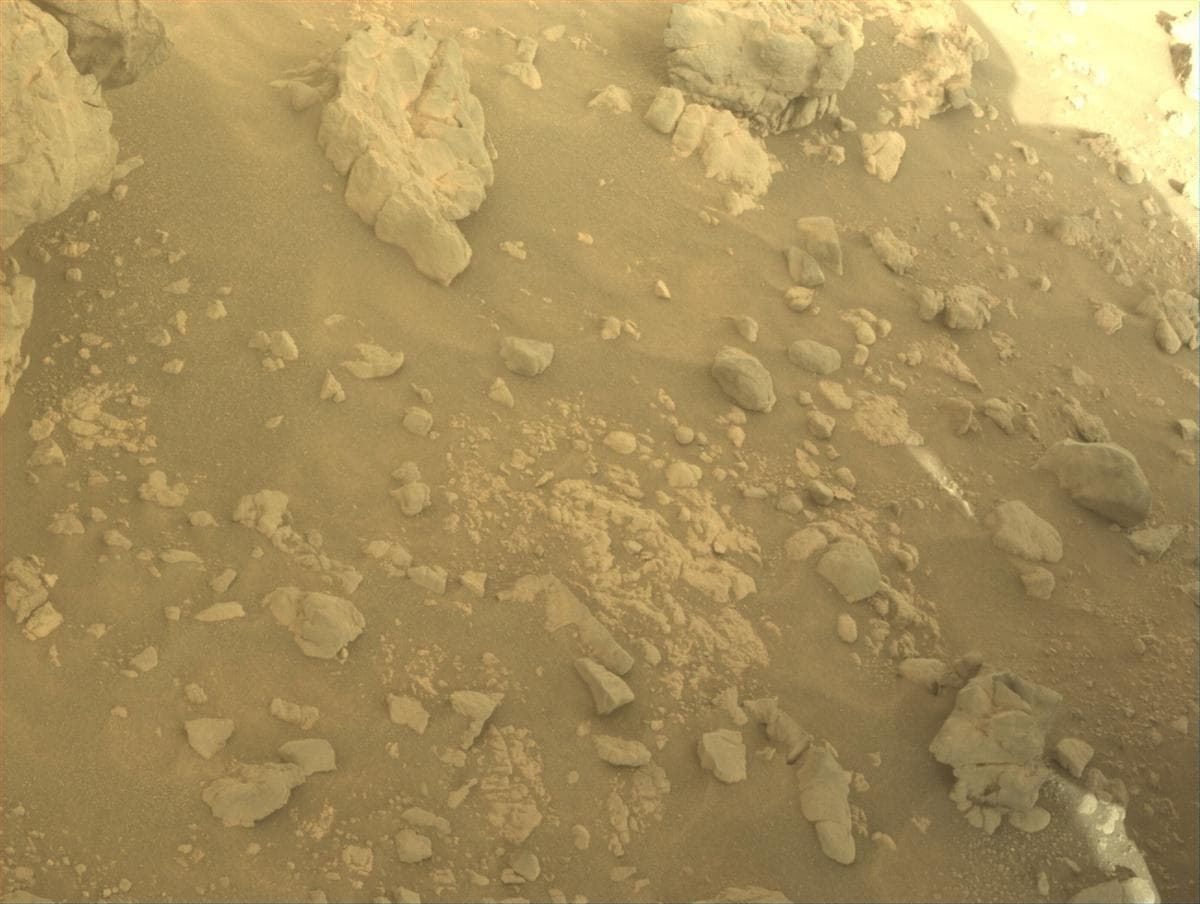 Foto de Marte da câmera FRONT_HAZCAM_RIGHT_A