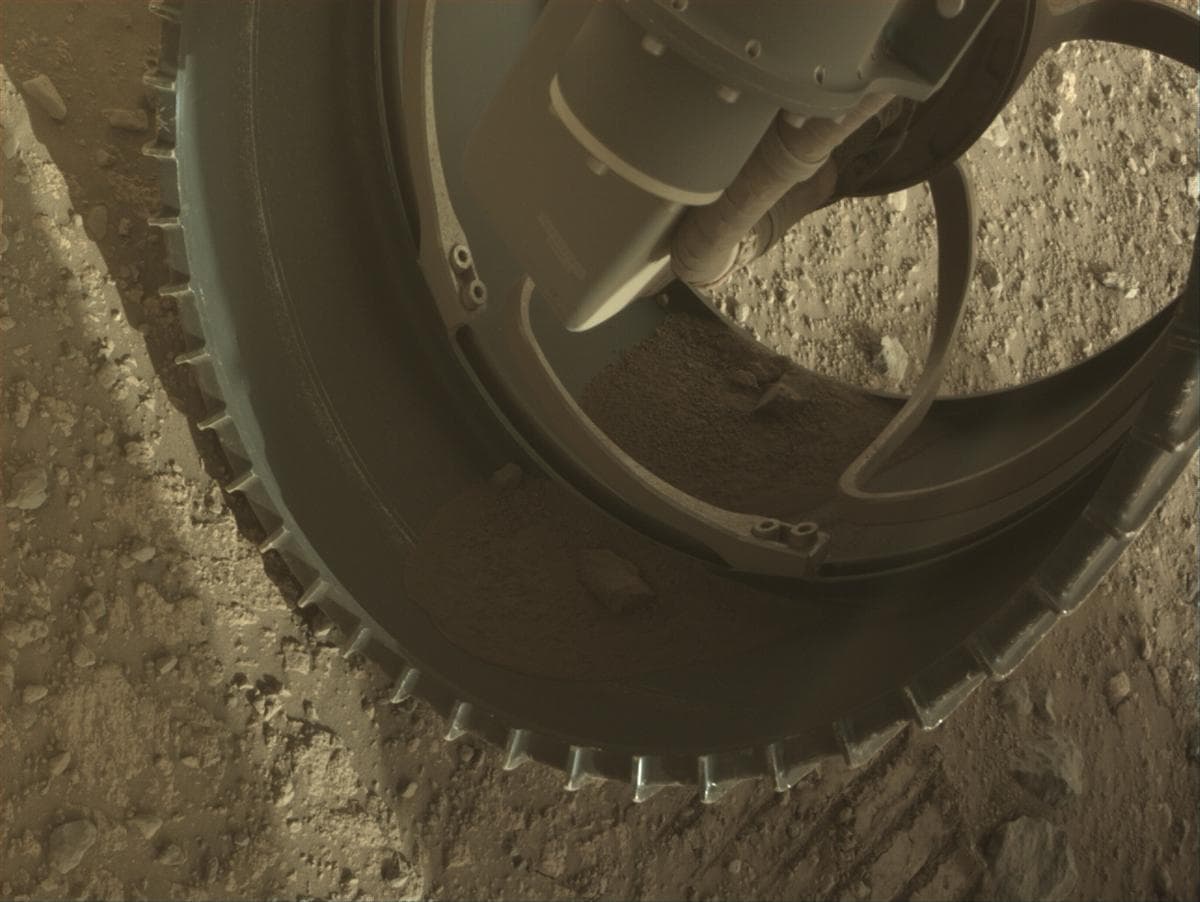 Foto de Marte da câmera FRONT_HAZCAM_RIGHT_A