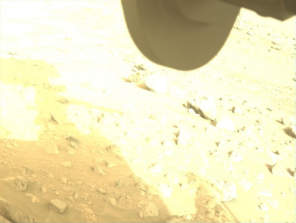 Foto de Marte da câmera FRONT_HAZCAM_RIGHT_A