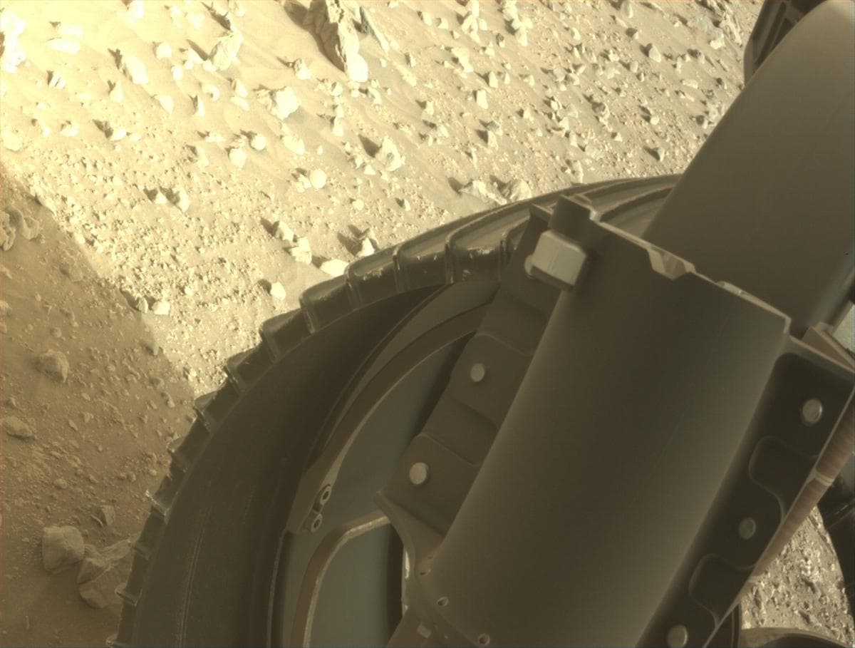 Foto de Marte da câmera FRONT_HAZCAM_RIGHT_A