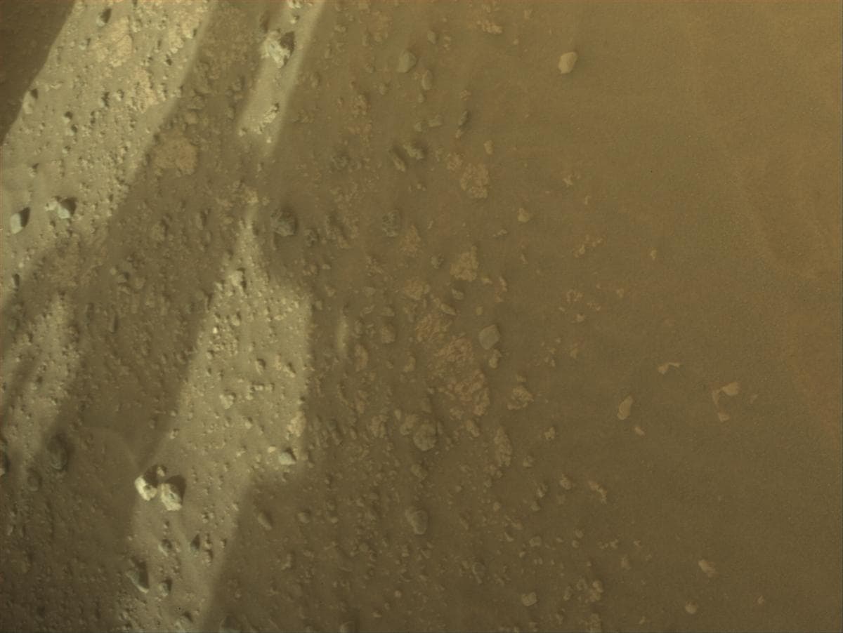 Foto de Marte da câmera FRONT_HAZCAM_RIGHT_A