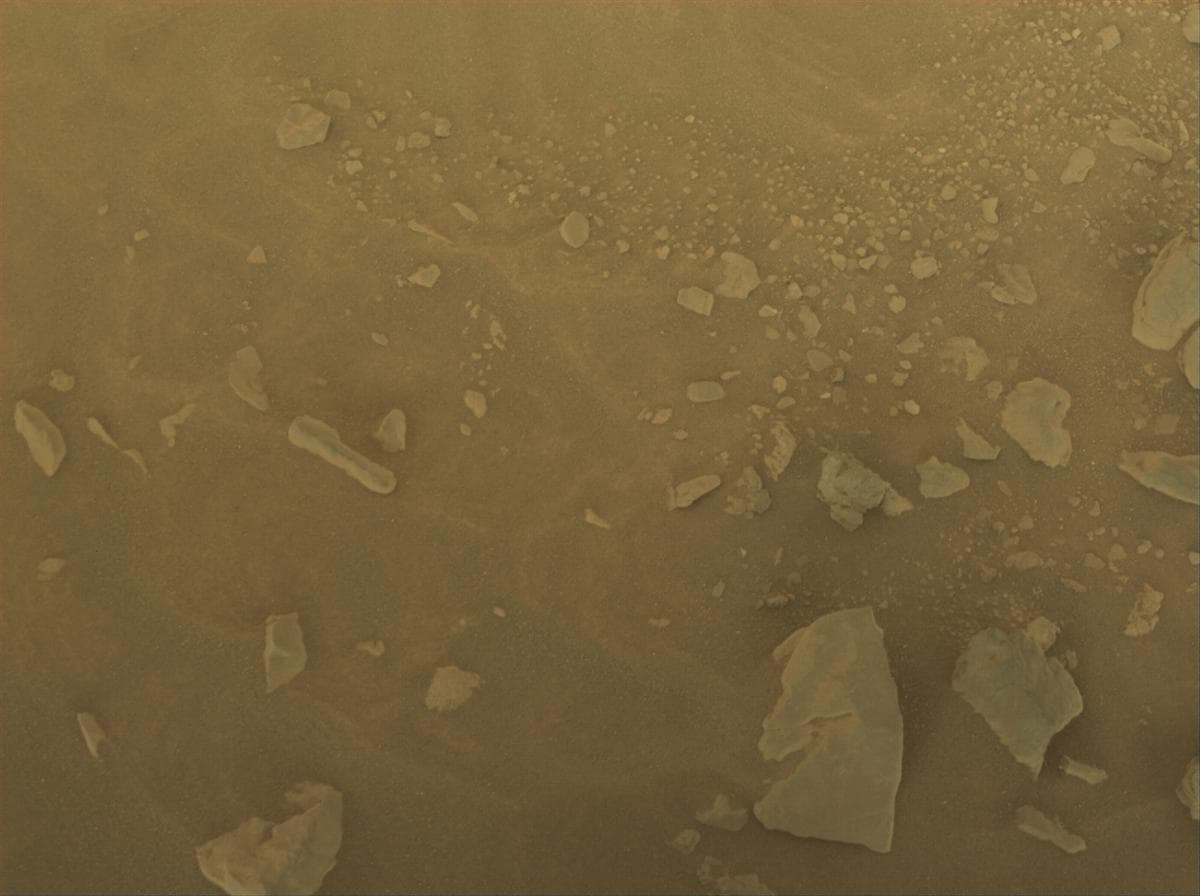 Foto de Marte da câmera FRONT_HAZCAM_RIGHT_A