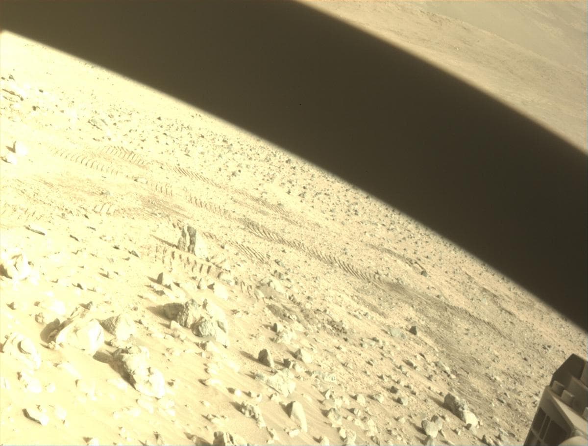 Foto de Marte da câmera FRONT_HAZCAM_RIGHT_A