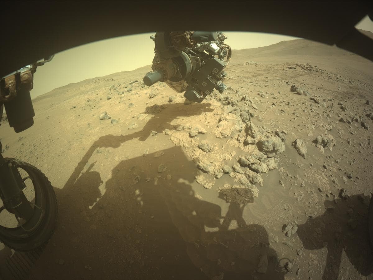 Foto de Marte da câmera FRONT_HAZCAM_LEFT_A