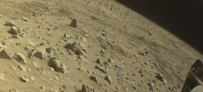 Foto de Marte da câmera FRONT_HAZCAM_RIGHT_A