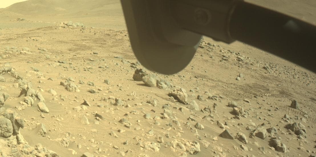 Foto de Marte da câmera FRONT_HAZCAM_RIGHT_A