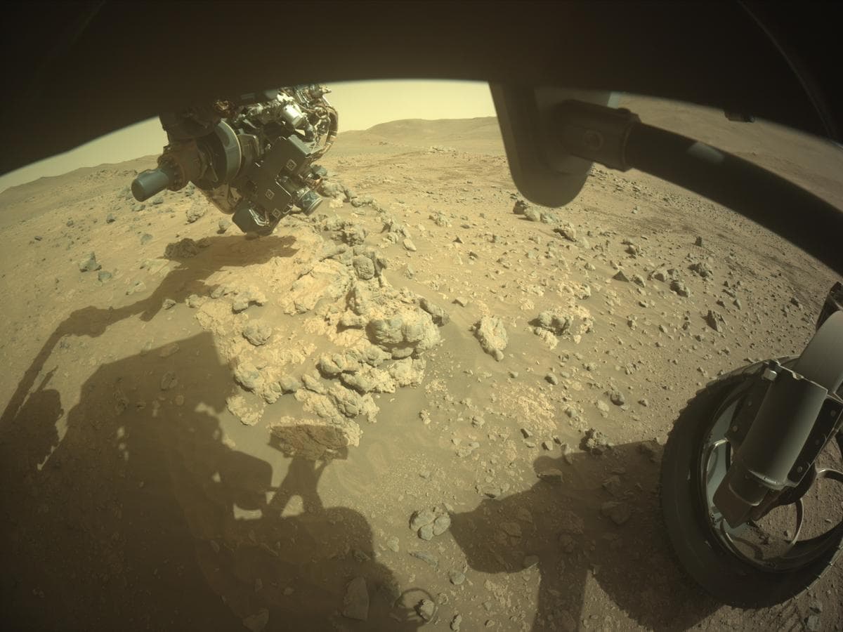 Foto de Marte da câmera FRONT_HAZCAM_RIGHT_A