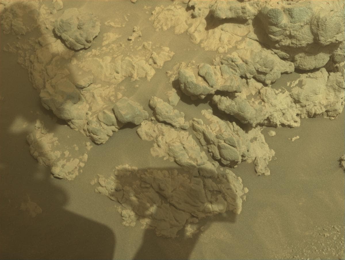 Foto de Marte da câmera FRONT_HAZCAM_RIGHT_A