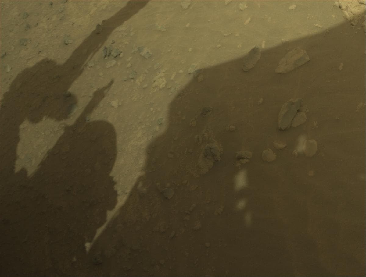 Foto de Marte da câmera FRONT_HAZCAM_RIGHT_A