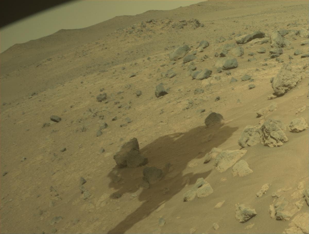 Foto de Marte da câmera FRONT_HAZCAM_RIGHT_A