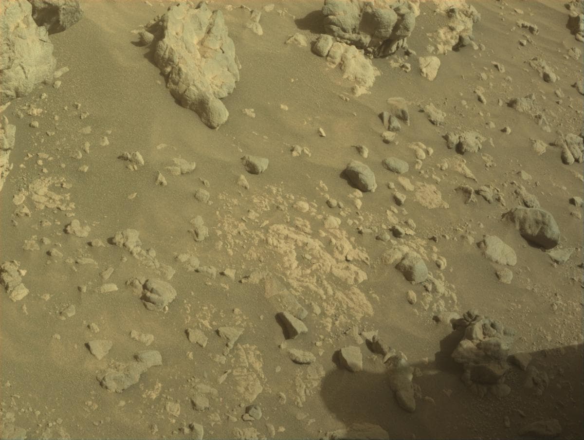 Foto de Marte da câmera FRONT_HAZCAM_RIGHT_A