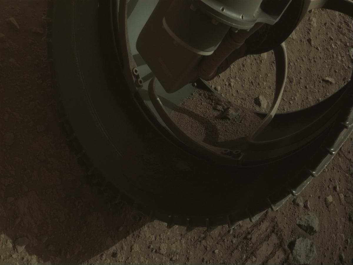 Foto de Marte da câmera FRONT_HAZCAM_RIGHT_A