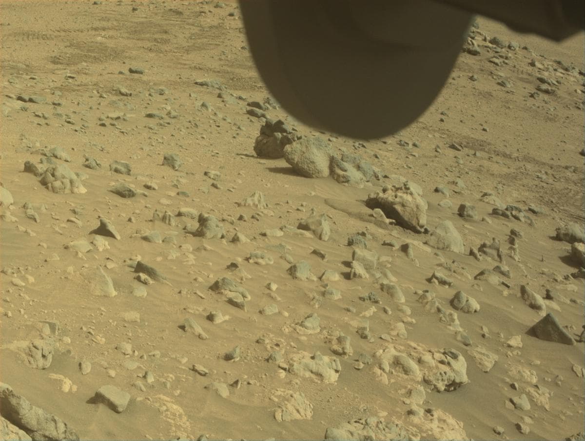 Foto de Marte da câmera FRONT_HAZCAM_RIGHT_A