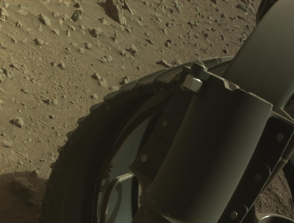 Foto de Marte da câmera FRONT_HAZCAM_RIGHT_A